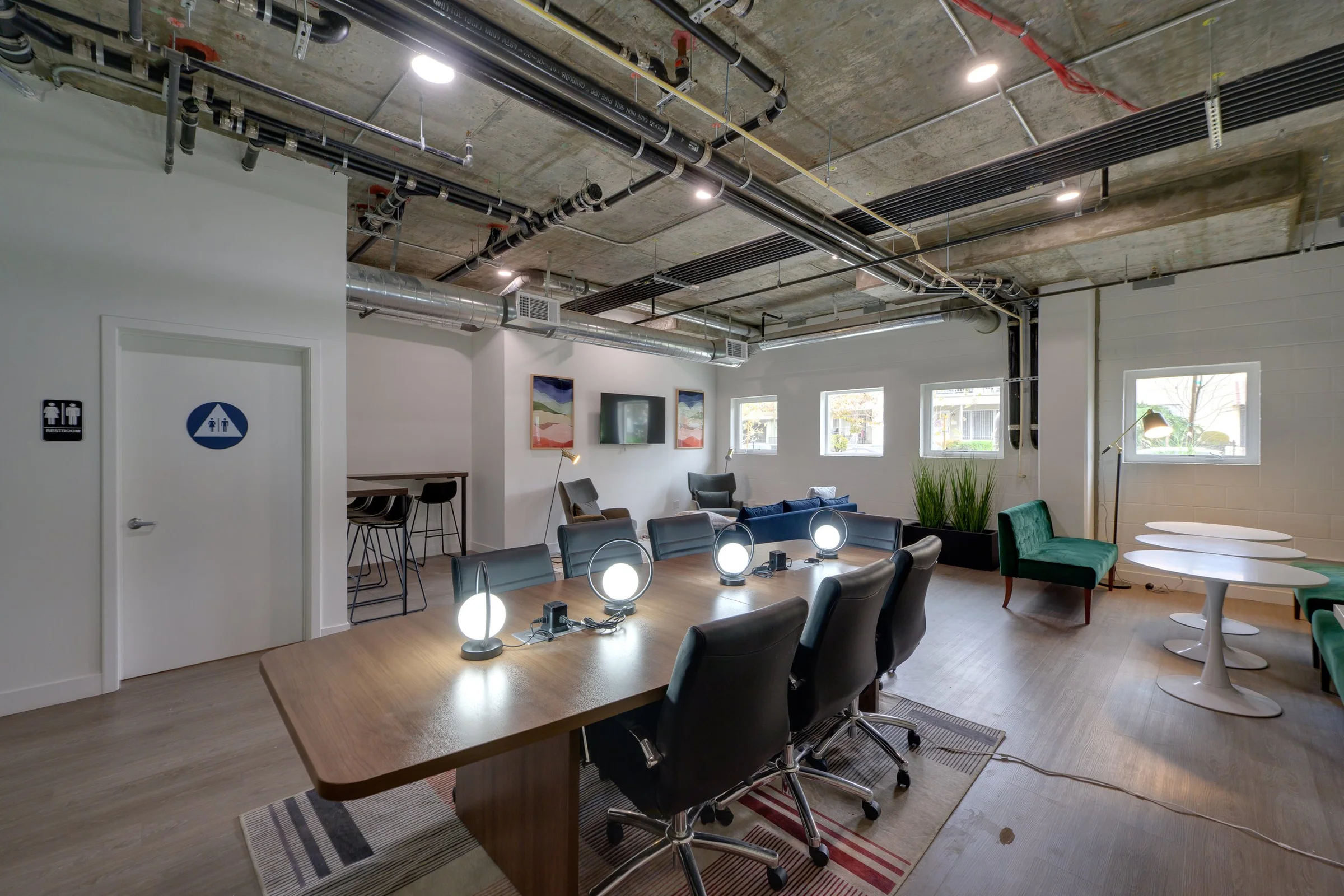 Pine on Gramercy recreation and coworking room